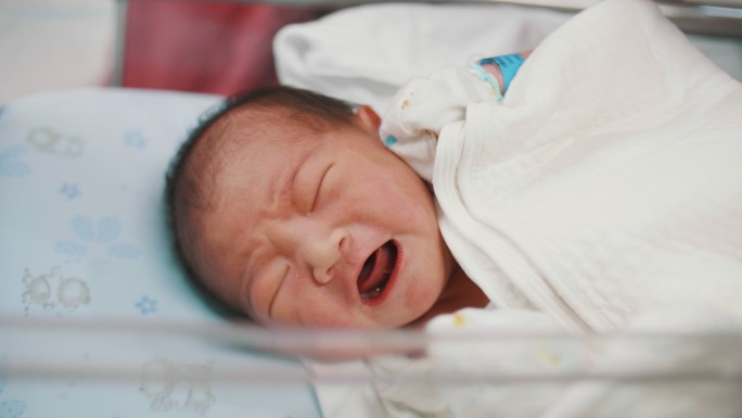 可爱的新生儿男婴（0-1个月）哭泣