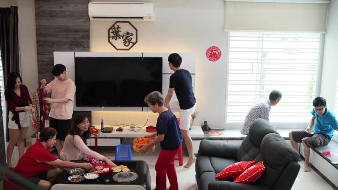 在中国新年前夕，一个中国家庭正在装饰他们的客厅