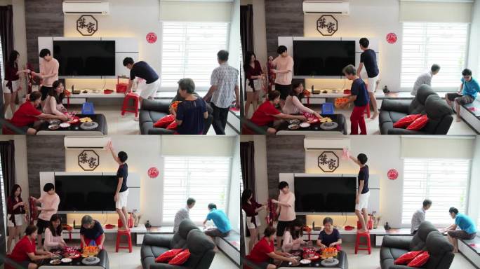 在中国新年前夕，一个中国家庭正在装饰他们的客厅
