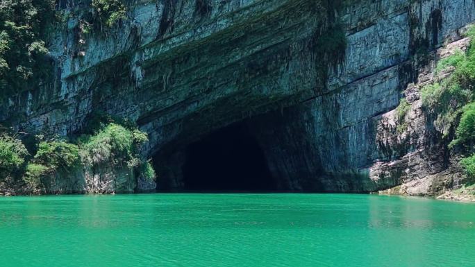 乌江上的神秘洞穴