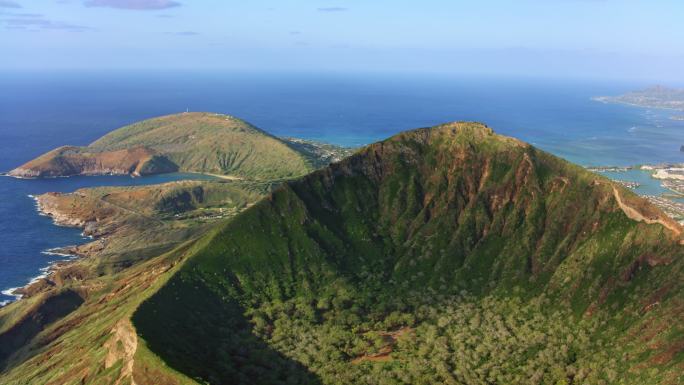 俯瞰夏威夷瓦胡岛哈努马湾的科科火山口上空