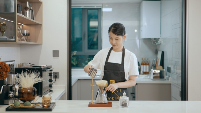 女生做手冲咖啡 烘焙 泡茶 下午茶