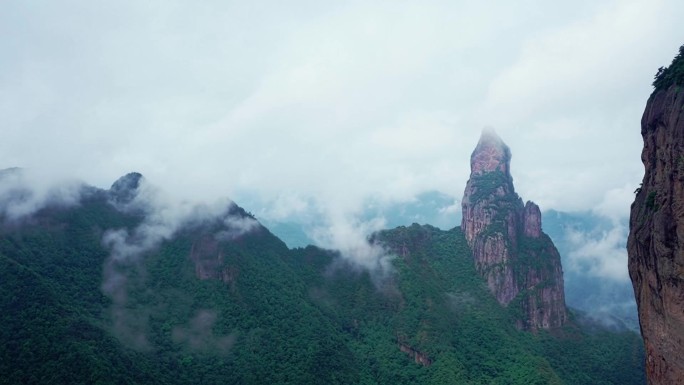 陡峭高耸的山峰