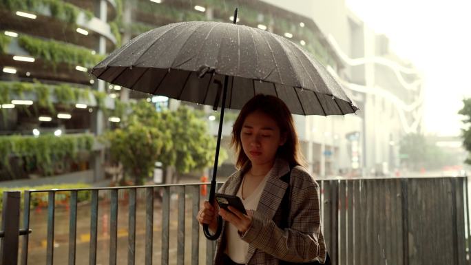 孤独的感觉，悲伤的女商人，撑着雨伞站在大雨中