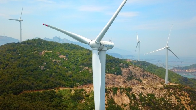 航拍福州连江海边渔船风力发电