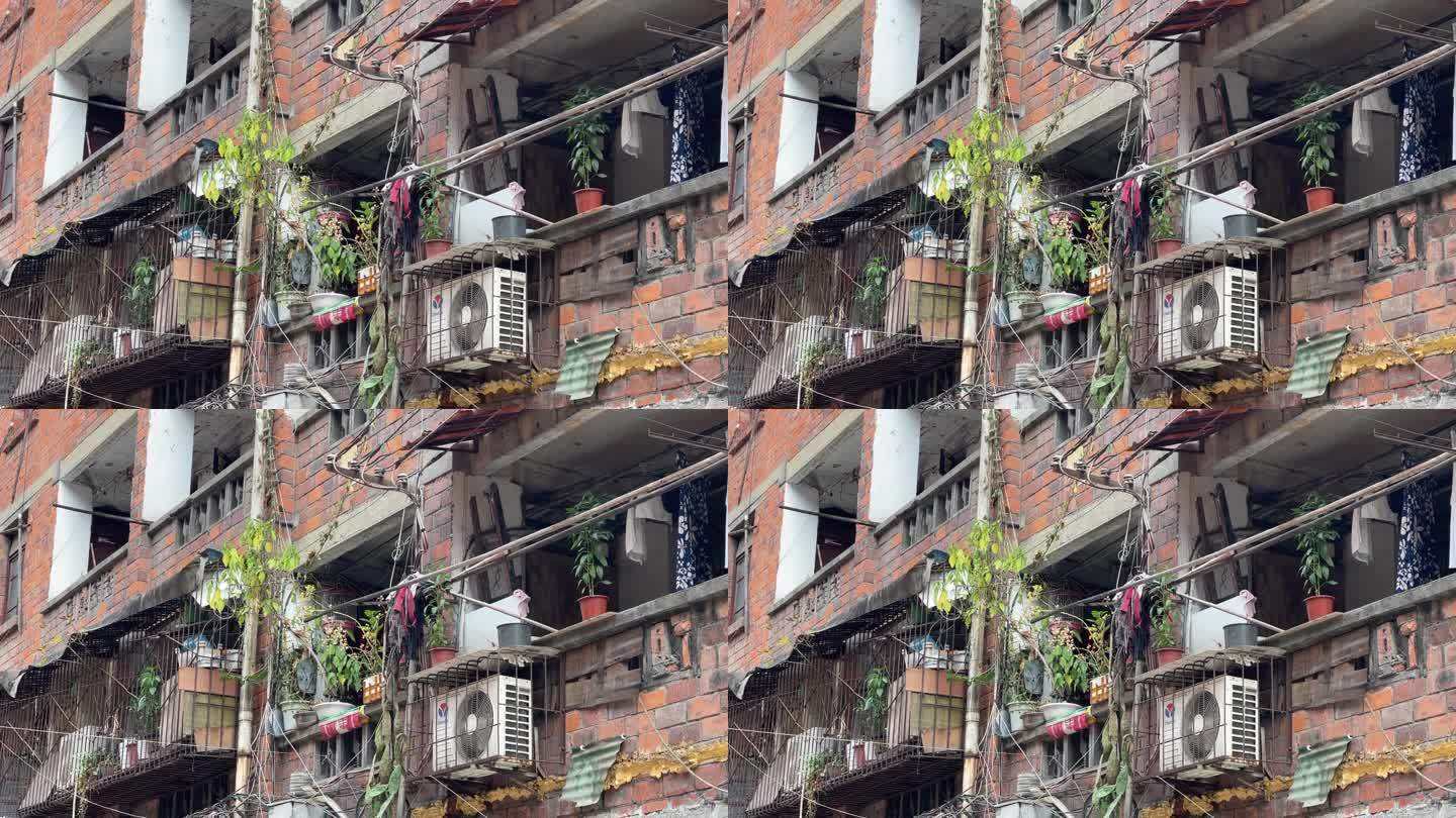 红砖居民楼窗台晾衣服杂物市井生活等01