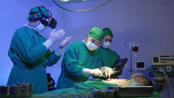 医生在手术室给病人做手术。使用虚拟现实眼镜。