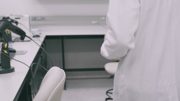 一个不知名的科学家在实验室工作时携带医学样本的4k视频片段