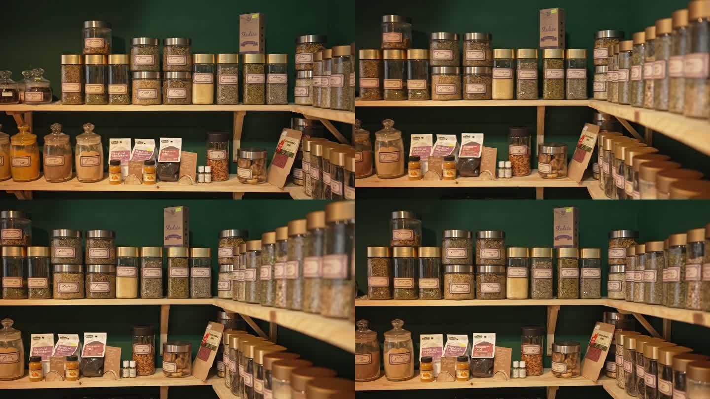 在现代健康食品商店的货架上贴上标签的不同干茶罐