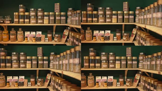 在现代健康食品商店的货架上贴上标签的不同干茶罐