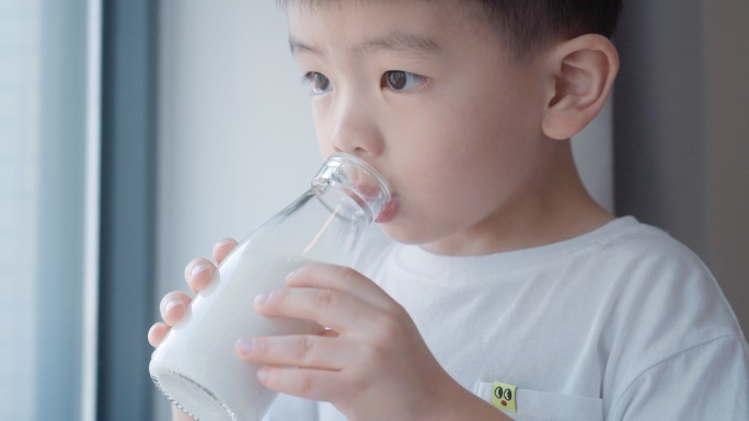 儿童喝牛奶 小孩健康成长增强免疫力均衡