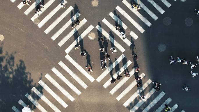 城市街道交叉口四岔路口俯拍道路人流