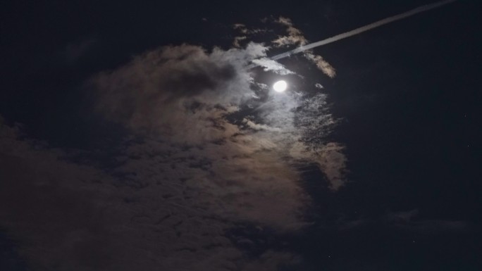 夜空中飞机缓慢划过云层月亮 唯美夜空