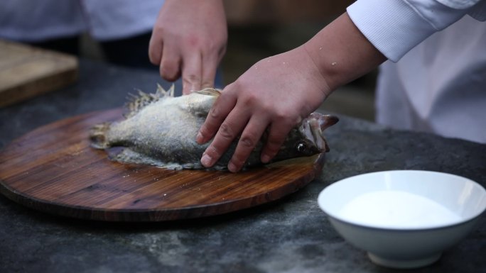 实拍徽州美食徽菜臭鳜鱼制作