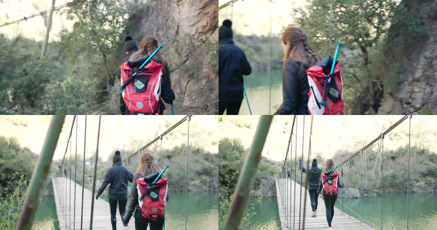 两个朋友徒步穿过吊桥。