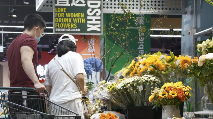 4K商场超市鲜花专区市民买花升格空镜