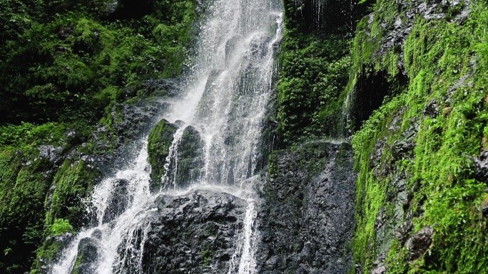 原生态山涧清澈溪流瀑布