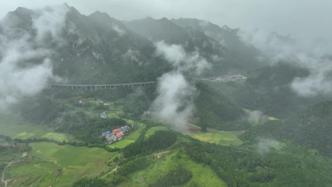 高清航拍河池南丹雾中群山梯田