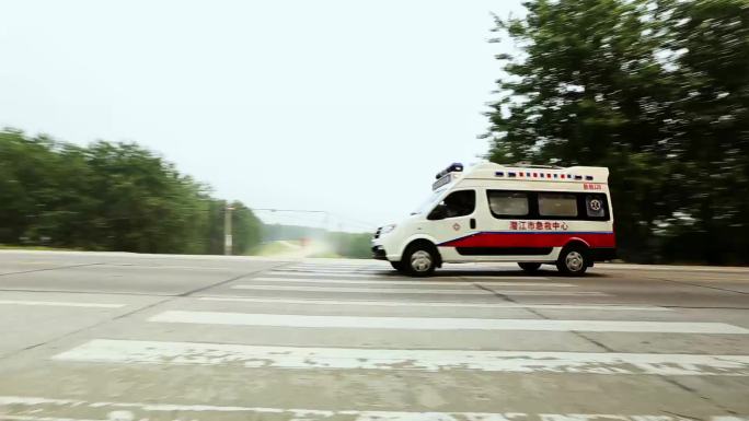 疾驰在乡间小路的救护车