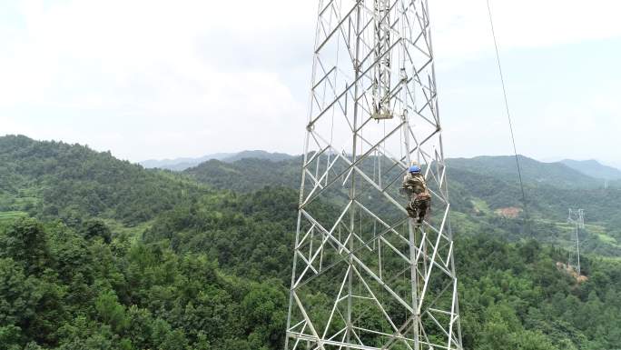 电力工人爬塔高空作业工人工业