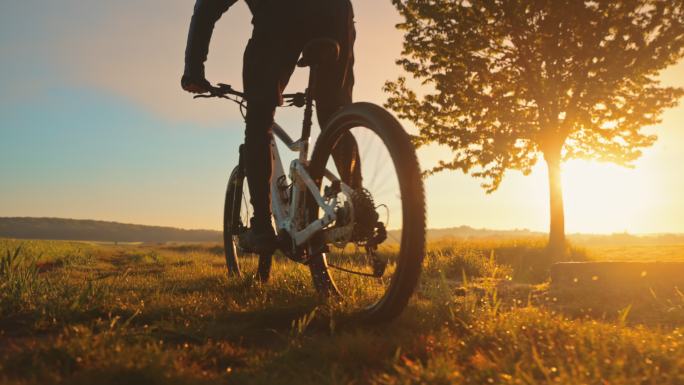 日落时分，斯洛·莫曼在乡村骑着山地自行车