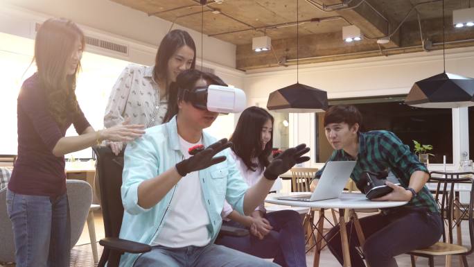 东南亚人致力于虚拟现实开发项目