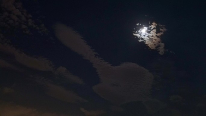 夜晚的月亮云层缓慢移动 明月当空
