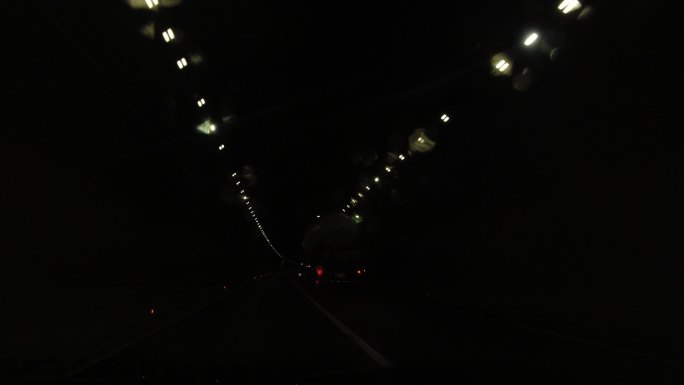 夜晚 开车 开车视角 进隧道
