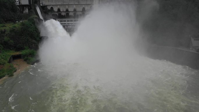 水库泄洪的壮观场面航拍和近距离镜头