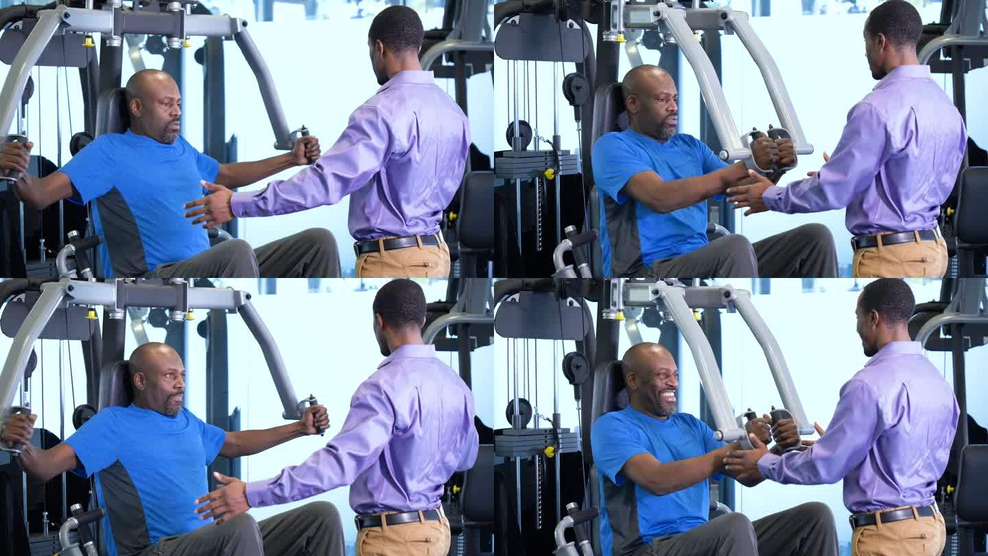 黑人物理治疗师帮助男子加强上身