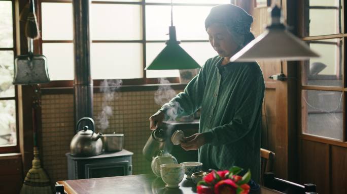 SLO-MO MS-日本高级女性，在家中厨房泡茶