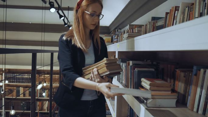图书馆借阅留学生外国美女读物资料