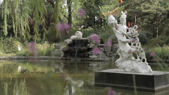 怡园公园湖中坐立一尊白色菩萨雕像
