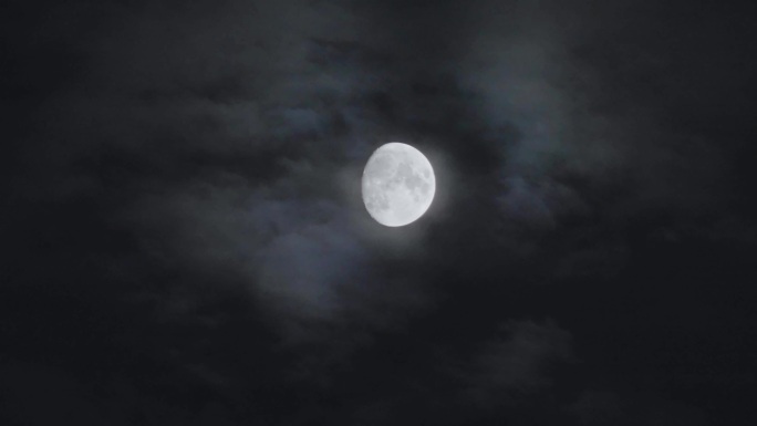 4k云层中穿梭的月亮01