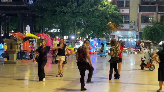 夜晚城市广场娱乐民生广场舞炫彩玩具车