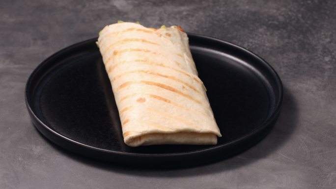 沙瓦玛三明治或新鲜拉瓦什卷和鸡肉。这是一种传统的中东小吃。旋转360