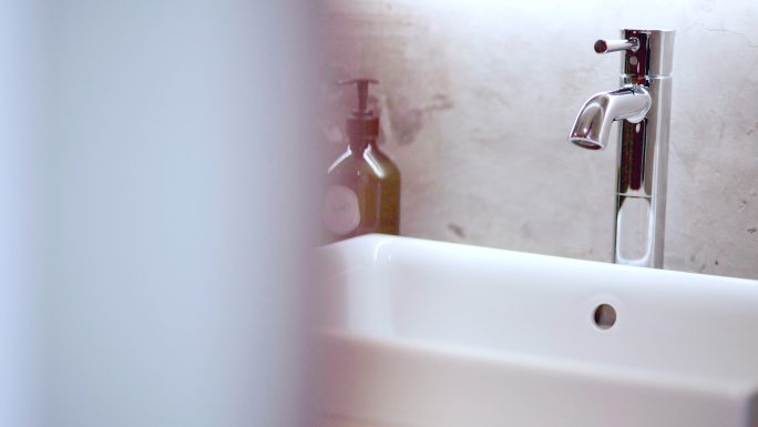 豪华浴室的水龙头室内装修节约用水水资源