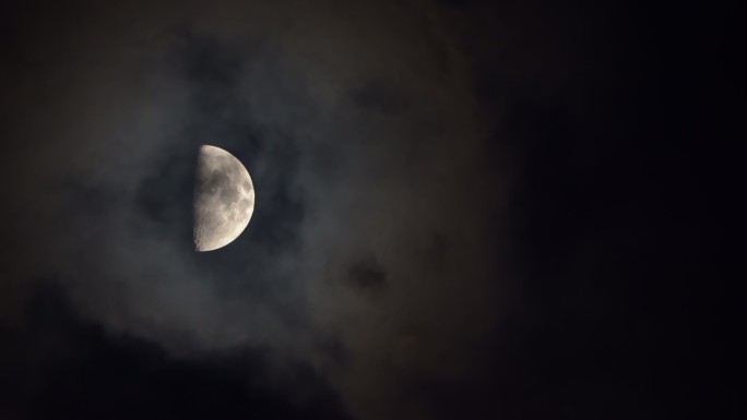 夜黑风高月亮飘云