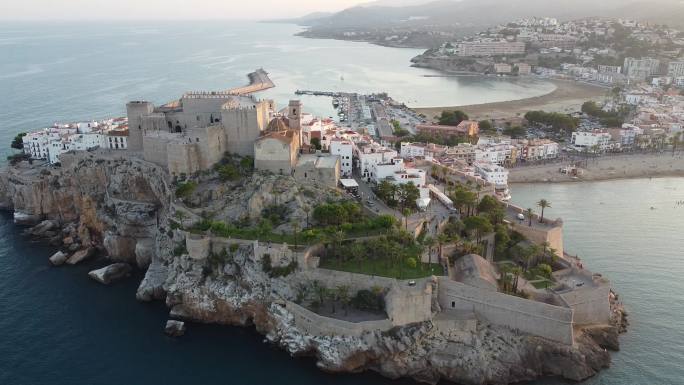 西班牙旅游小镇佩尼斯科拉的海岸线鸟瞰图，带有中世纪古城堡和城堡。