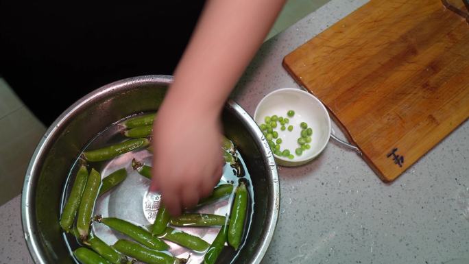 剥豌豆剥青豆处理豆子