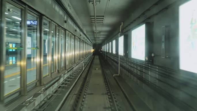 深圳无人驾驶地铁进站驾驶舱视角