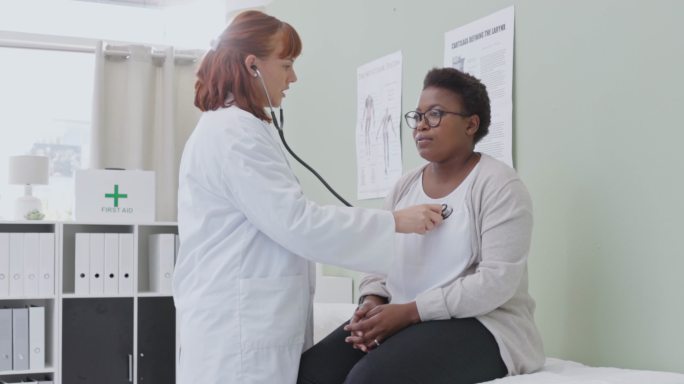 一名女医生用听诊器检查患者的4k视频片段