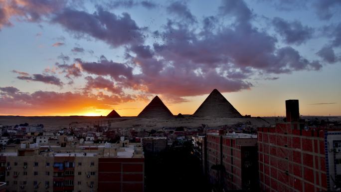 吉萨，埃及遗迹旧址夕阳西下夜幕降临