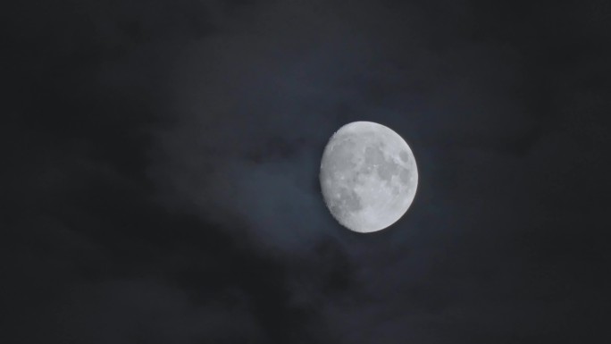 4k云层中穿梭的月亮03