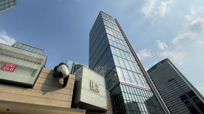 仰视高楼摇国际金融中心熊猫IFS