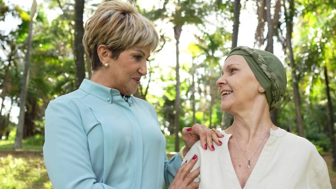 癌症患者的肖像国外患者交流积极向上化疗