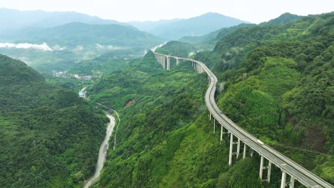 雅西高速公路荥经龙苍沟段穿越崇山峻岭