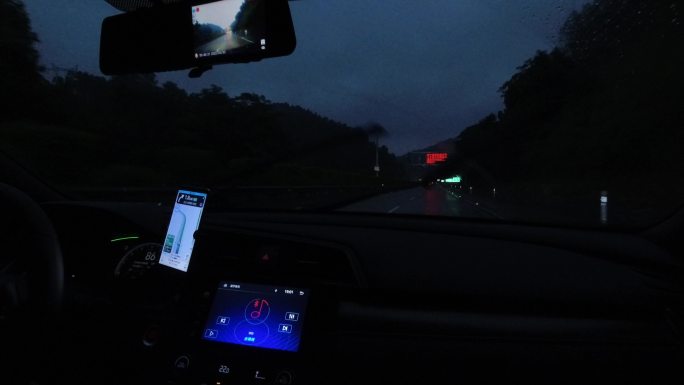 夜晚国道开车