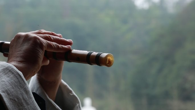 老人皱纹双手演奏传统乐器笛子横笛特写实拍