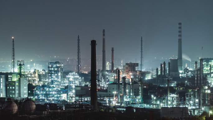 石油化工厂和炼油工业夜间T/L鸟瞰图